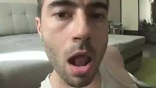 الرجل الوسيم يحب استخدام لعبة الجنس ليمارس الجنس مع اثنين من رناته في نفس الوقت